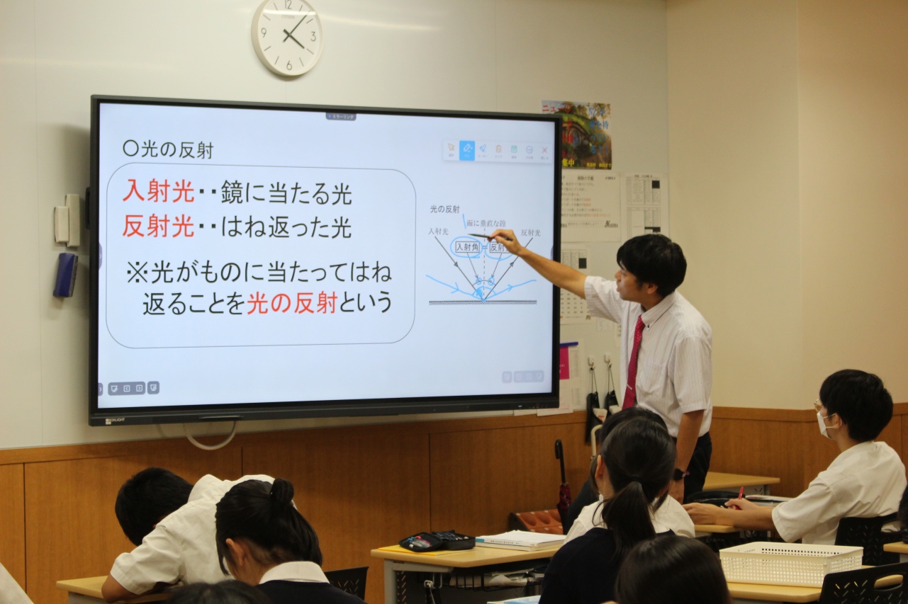 86型電子黒板×ホワイトボード　最先端のICT教育が叶う普通教室