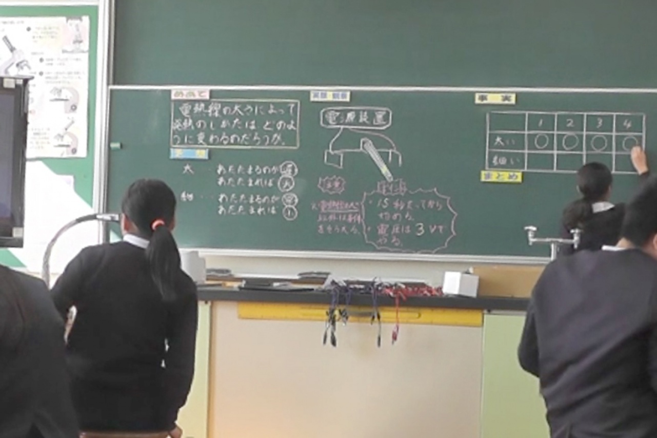 日直の生徒が、再度各班の結果を聞 き黒板にまとめを書きます